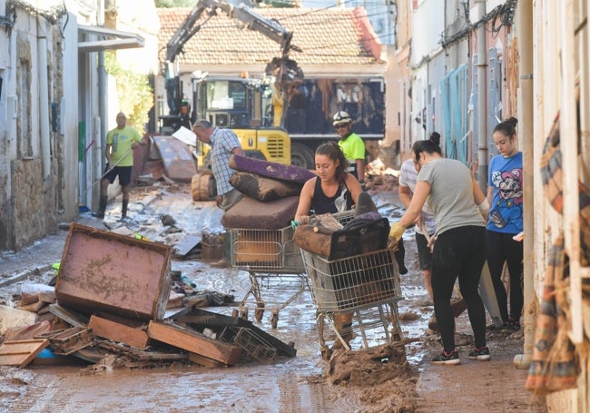 Vecinos de Javalí Viejo, durante la limpieza de las inundaciones en septiembre de 2022.