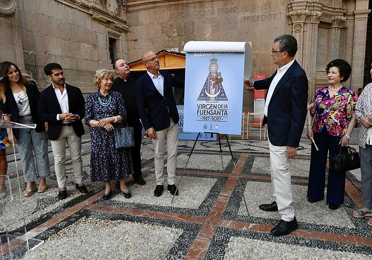 El alcalde de Murcia, José Ballesta, presenta la nueva imagen de la Virgen de la Fuensanta.