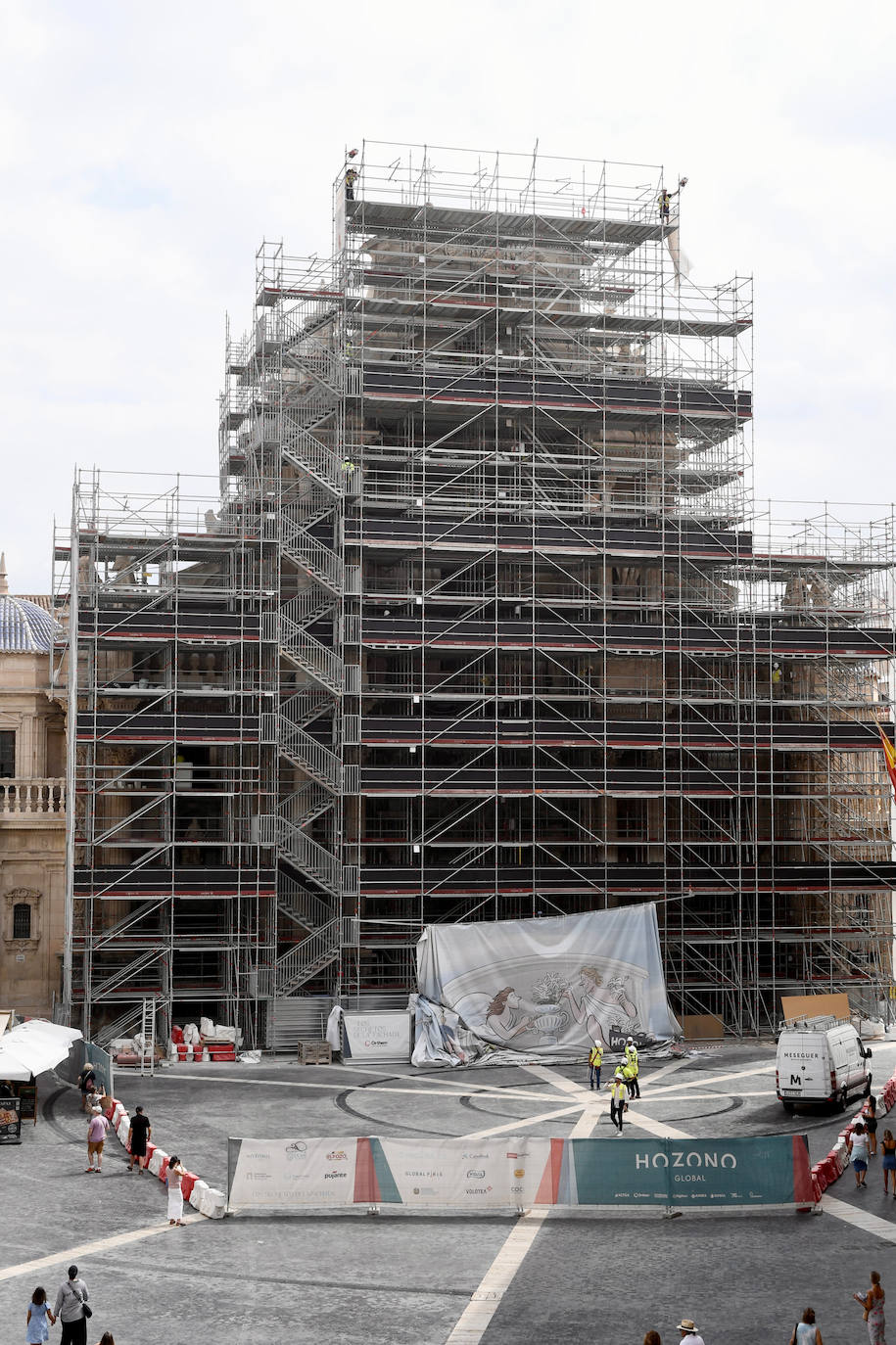 Los trabajos de retirada de la lona de la Catedral, en imágenes