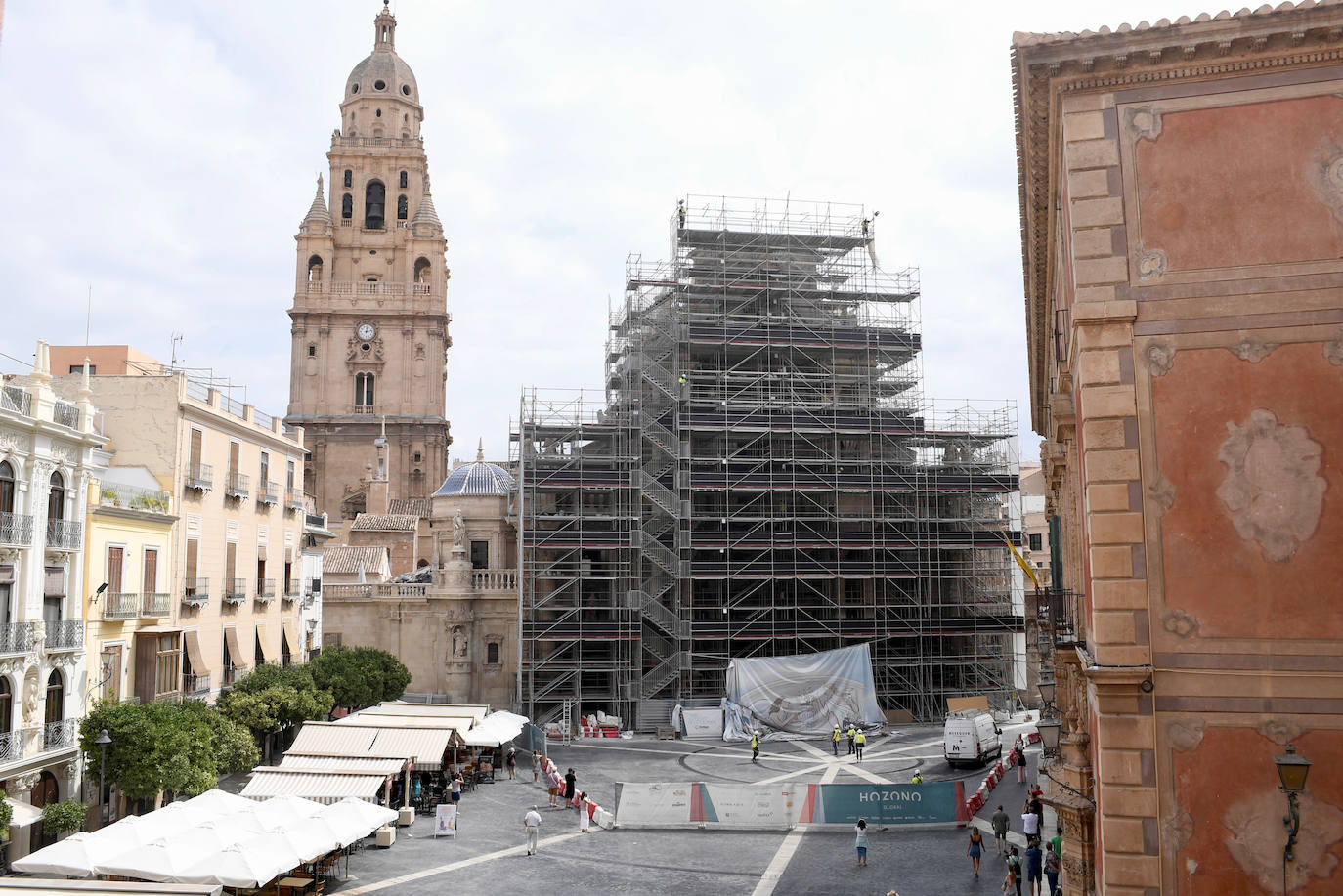 Los trabajos de retirada de la lona de la Catedral, en imágenes