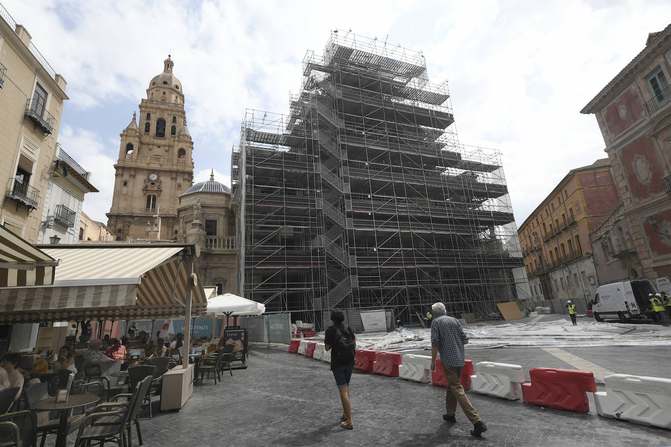 Los trabajos de retirada de la lona de la Catedral, en imágenes
