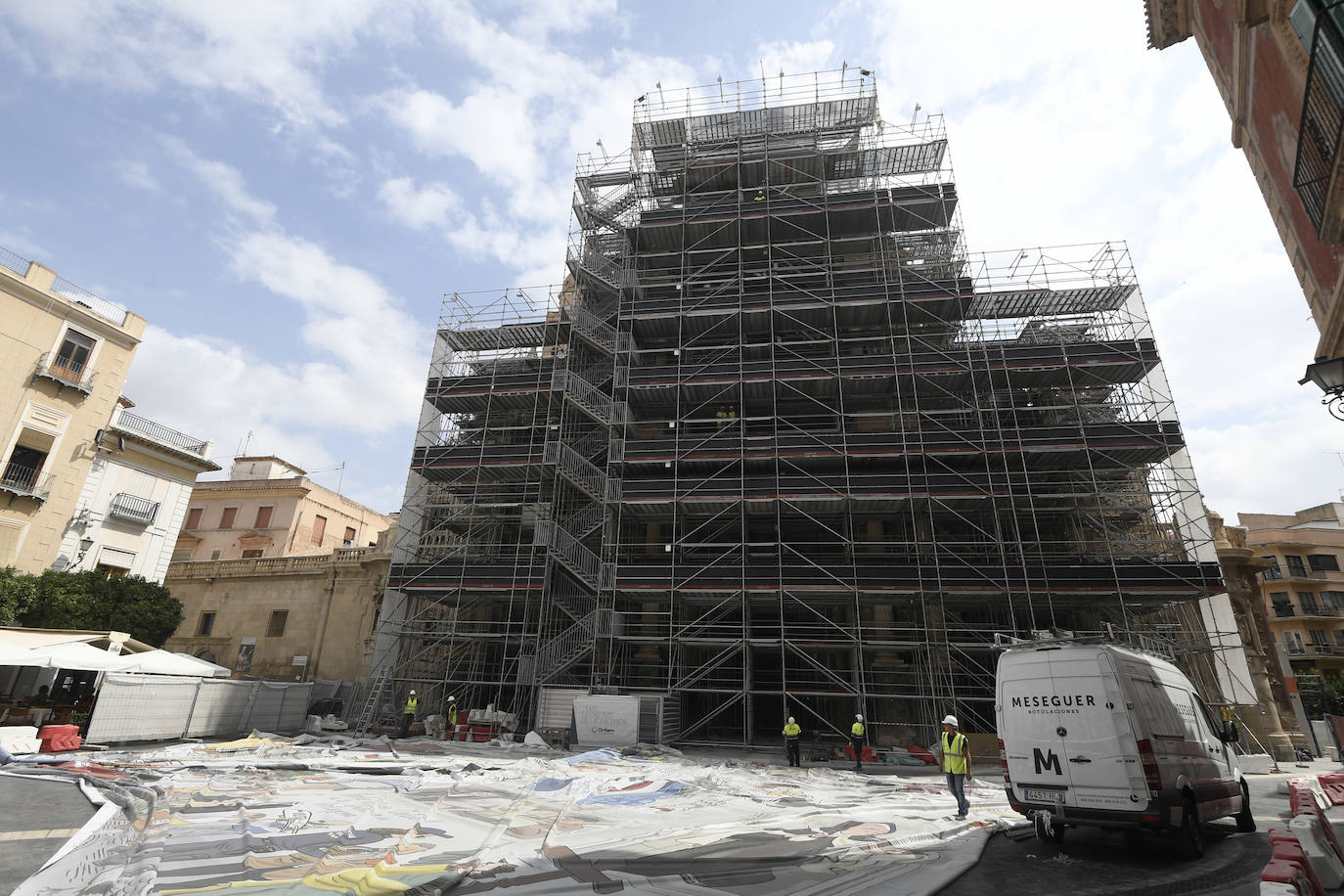 Los trabajos de retirada de la lona de la Catedral, en imágenes