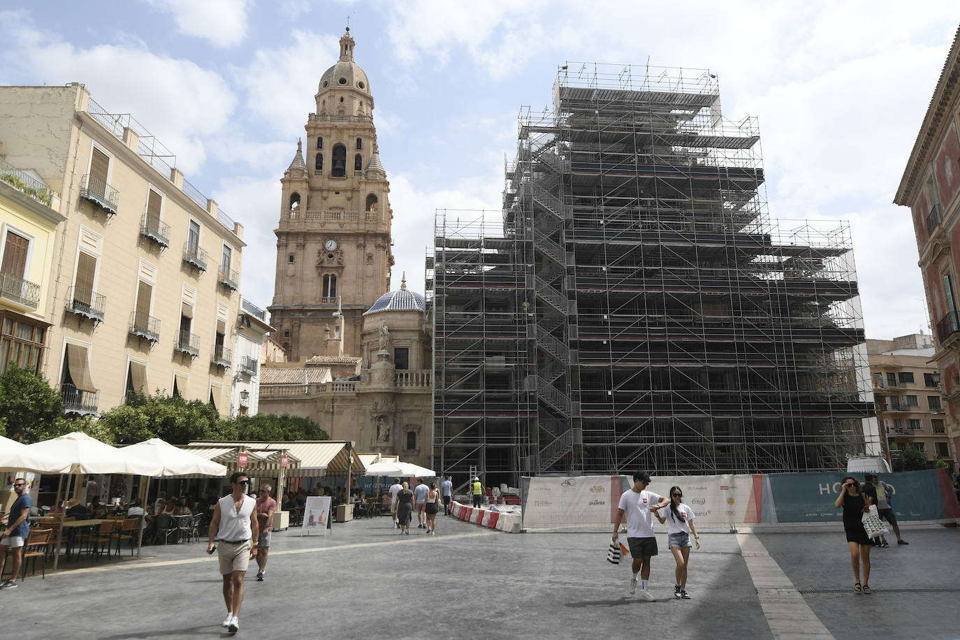 Los trabajos de retirada de la lona de la Catedral, en imágenes