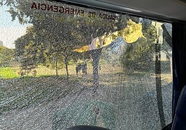 La luna rota del autobús del UCAM el pasado domingo.