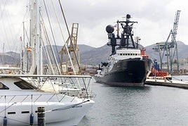 El 'Arctic P' atracado en el dique del Yach Port, con la terminal de contenedores de Santa Lucía de fondo.