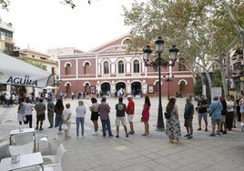 Cola en el Teatro Guerra de Lorca, a primera hora de este lunes.