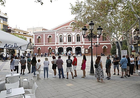 Cola en el Teatro Guerra de Lorca, a primera hora de este lunes.
