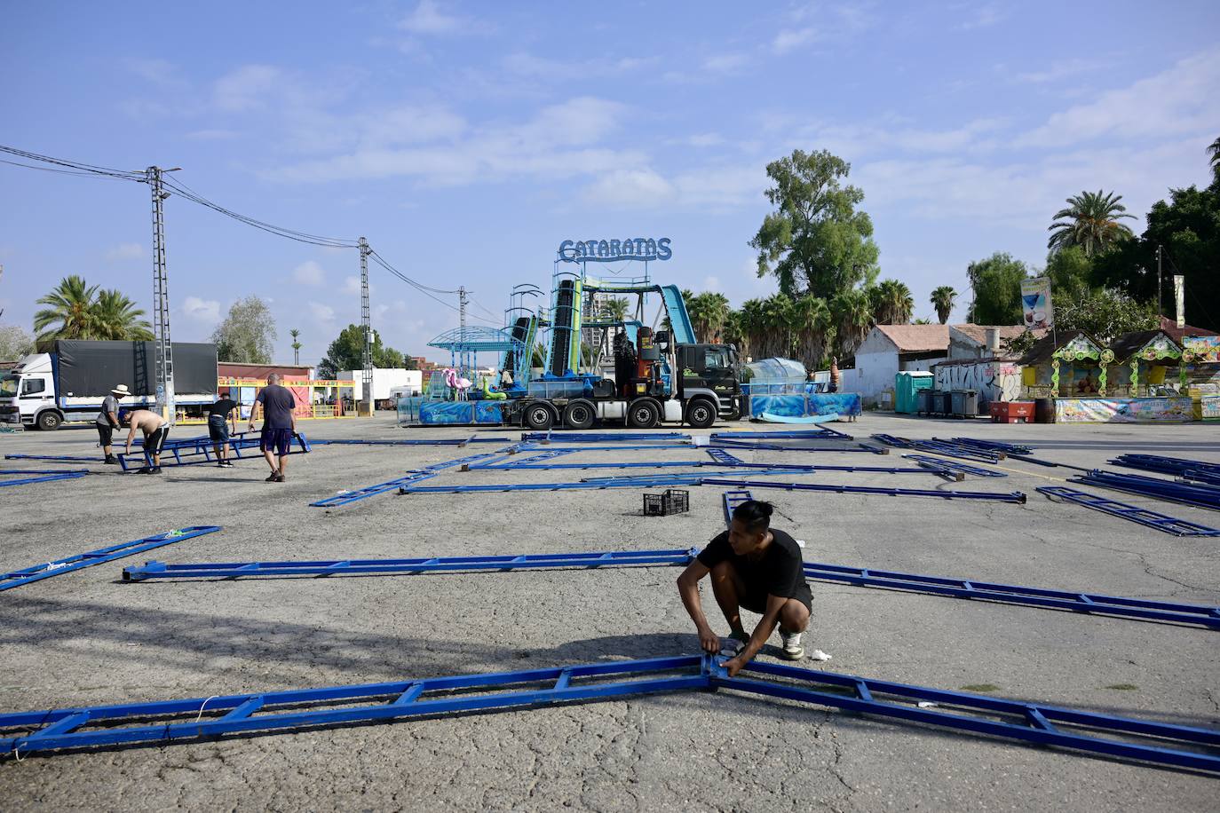 La instalación de las atracciones de la Feria de Septiembre de Murcia, en imágenes