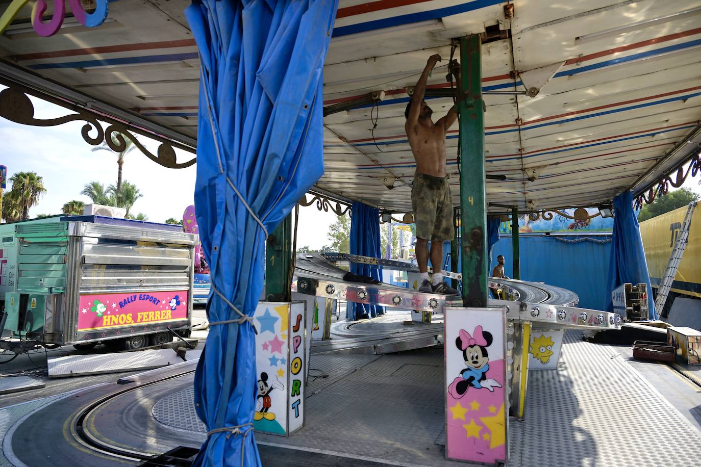 La instalación de las atracciones de la Feria de Septiembre de Murcia, en imágenes