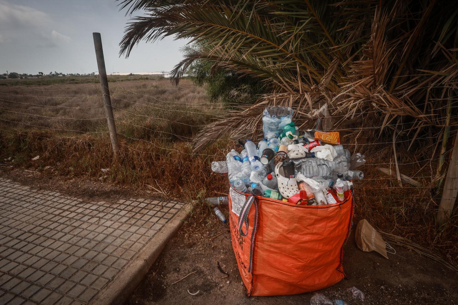 Los turistas toman las orillas de la Laguna Rosa de Torrevieja pese a la prohibición al baño