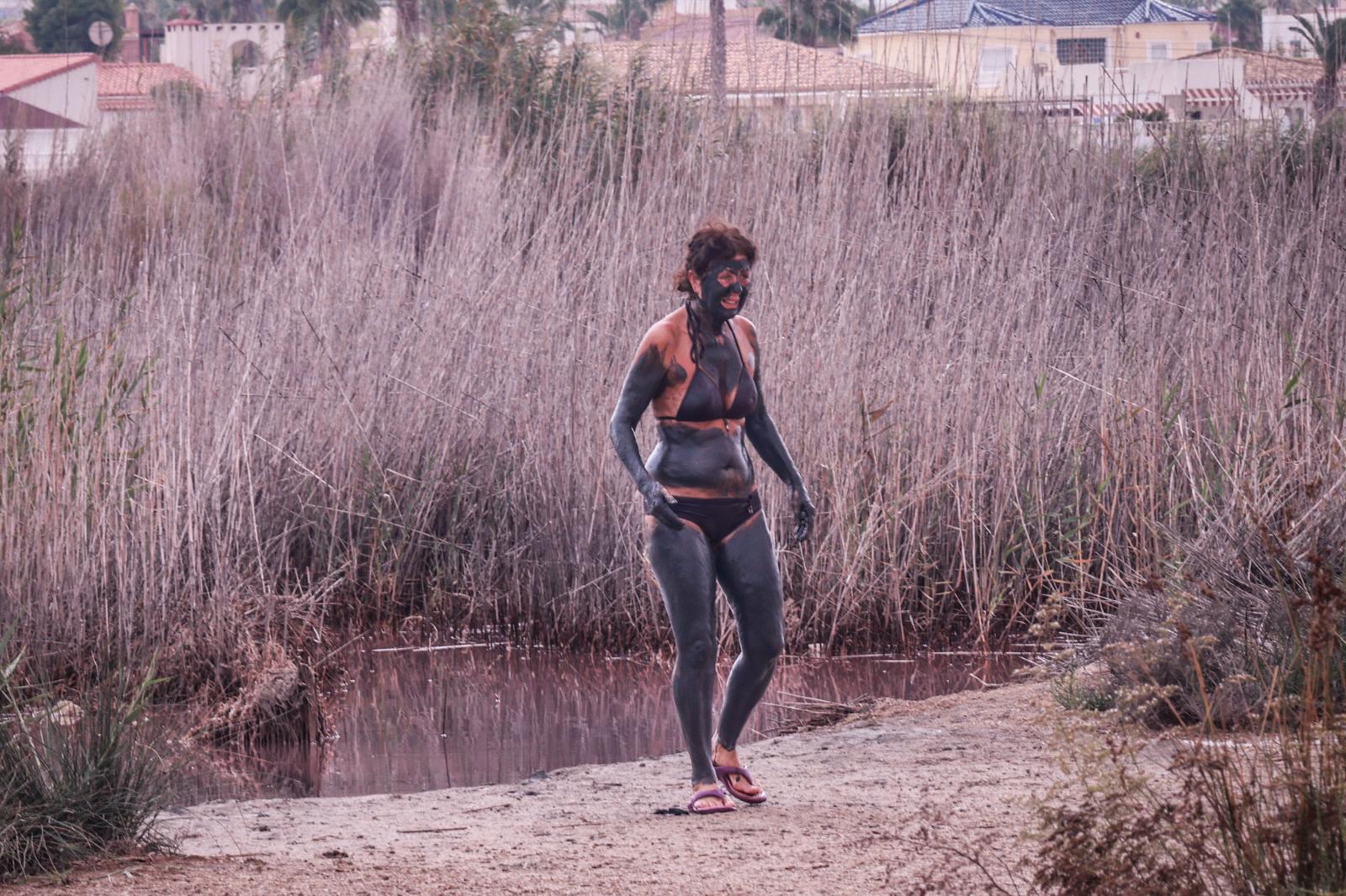 Los turistas toman las orillas de la Laguna Rosa de Torrevieja pese a la prohibición al baño