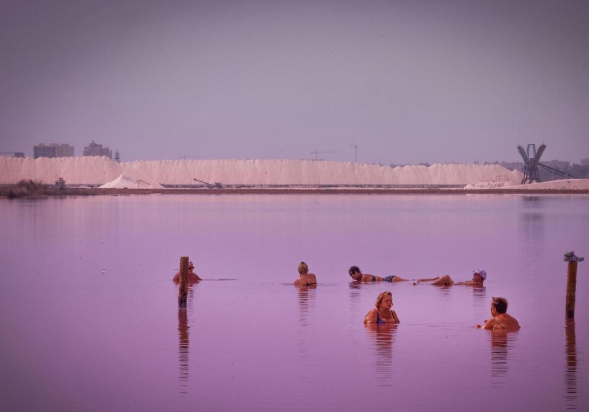 Grupos de turistas acceden incontroladamente a la Laguna Rosa todos los veranos pese al riesgo de sanciones.