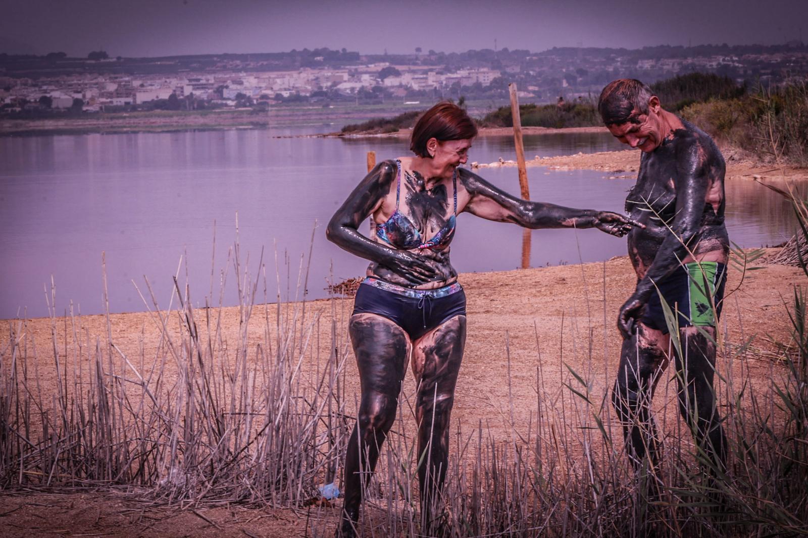 Los turistas toman las orillas de la Laguna Rosa de Torrevieja pese a la prohibición al baño