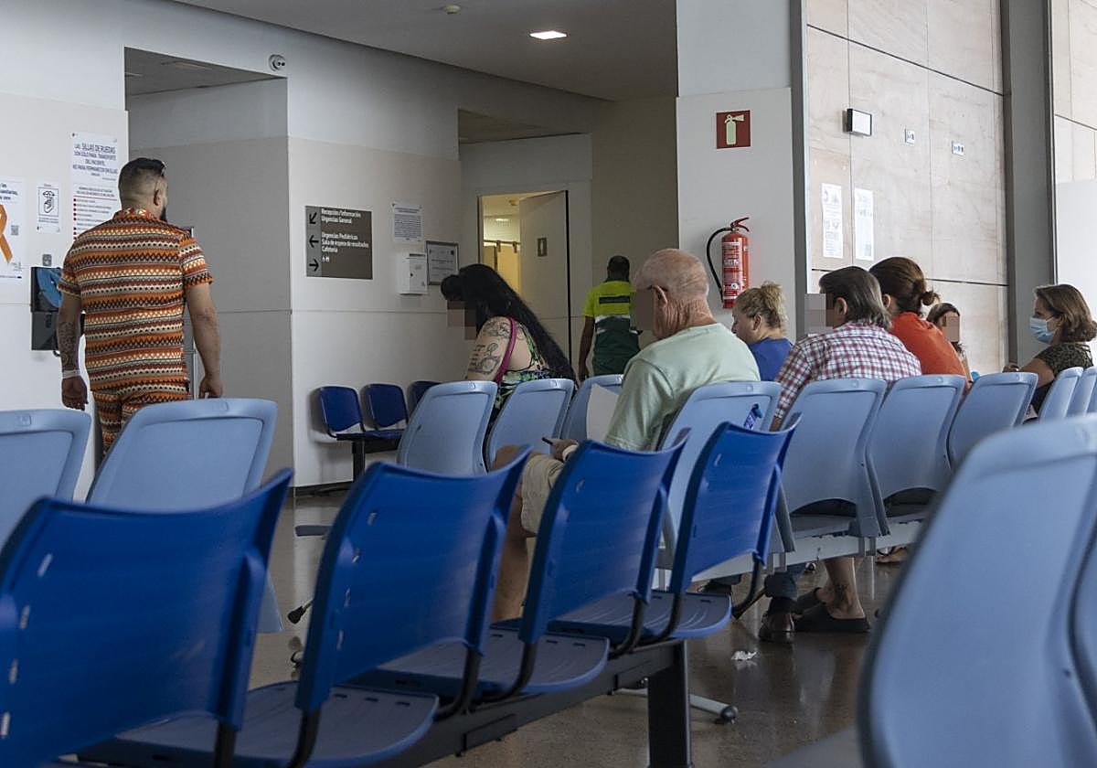 Pacientes y familiares, en la sala de espera del servicio de Urgencias del hospital Santa Lucía, en una foto de ayer lunes.