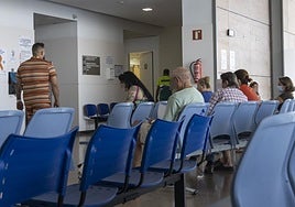 Pacientes y familiares, en la sala de espera del servicio de Urgencias del hospital Santa Lucía, en una foto de ayer lunes.