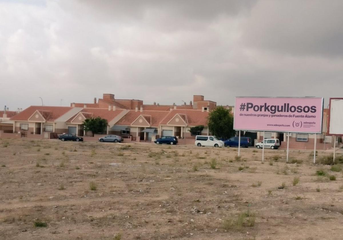 Valla publicitaria con el lema alusivo al orgullo por el sector porcino, en Fuente Álamo.