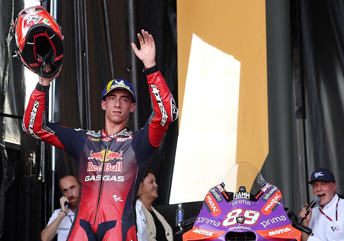 Pedro Acosta celebra su tercer puesto en el GP de Aragón.