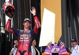 Pedro Acosta celebra su tercer puesto en el GP de Aragón.
