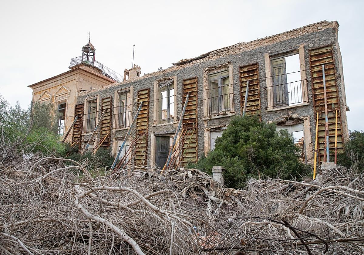 La casa tiene apuntalado apenas una sección de fachada, mientras la torre está en estado inestable.