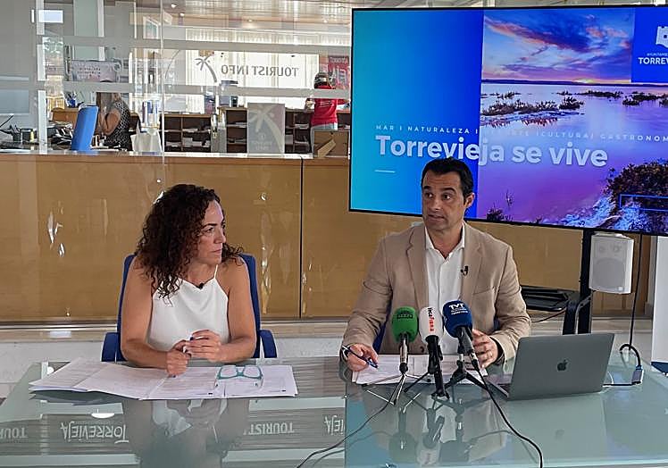 El alcalde de Torrevieja, Eduardo Dolón, este martes, junto a la concejal Rosario Martínez, presentan la nueva campaña en la Oficina de Turismo.