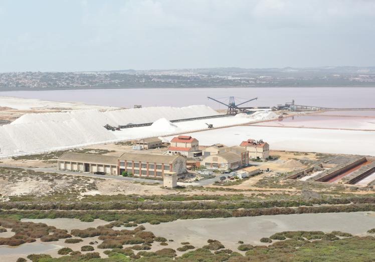 Estado actual de las antiguas naves de La Química, en plena Laguna Rosa de Torrevieja.