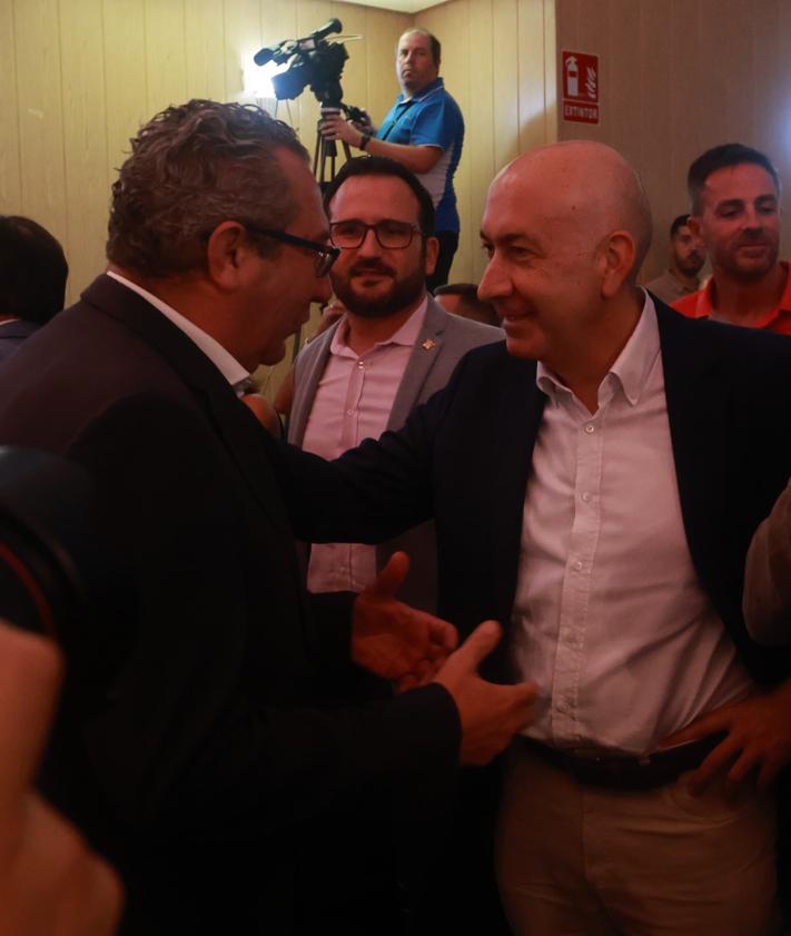 Imagen secundaria 2 - Arriba, la nueva alcaldesa de Callosa, Amparo Serrano, se abraza con el líder y portavoz del PSOE callosino, Fran Maciá. Abajo a la izquierda, la nueva regidora recibe las felicitaciones del líder de los socialistas alicantinos, Alejandro Soler. Abajo a la derecha, Soler saluda al líder del PP de Alicante y presidente de la Diputación provincial, Toni Pérez.