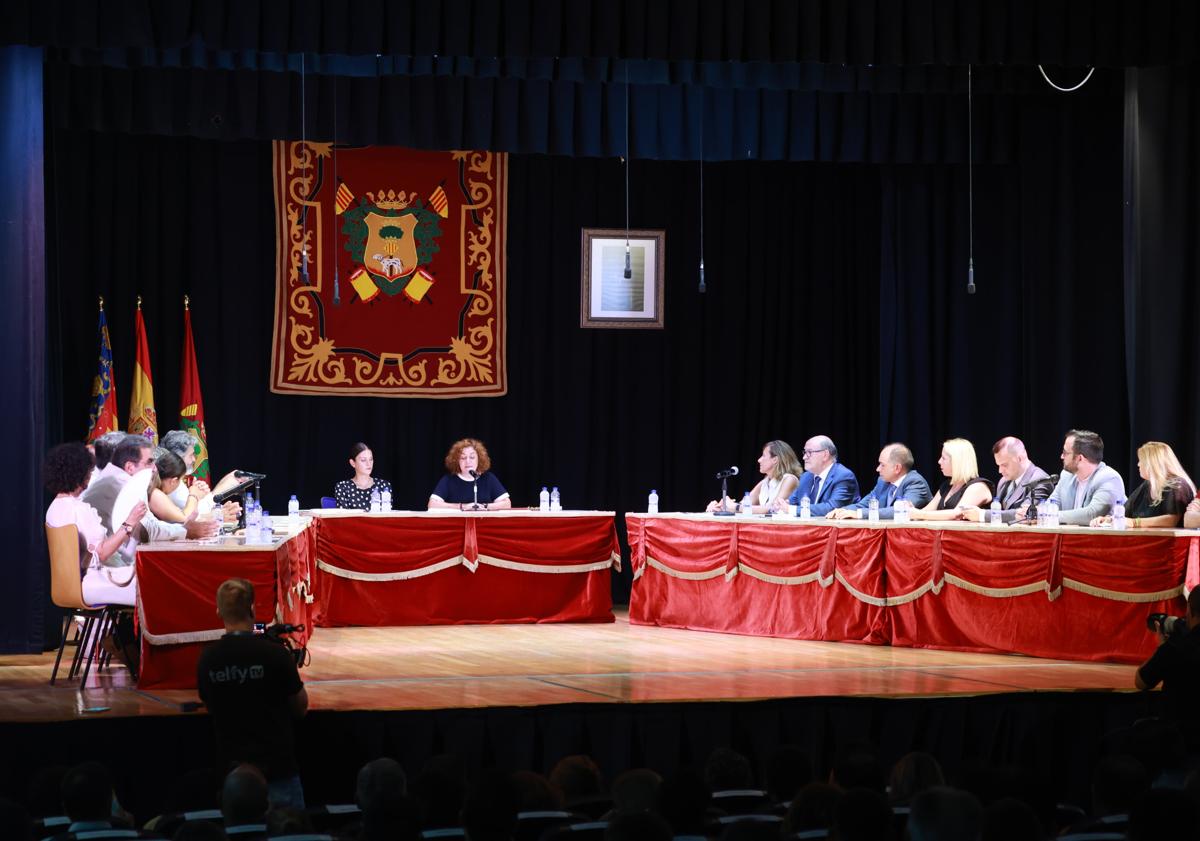 Imagen principal - Arriba, Amparo Serrano, ya al mando de la presidencia del pleno municipal. Abajo a la izquierda, los grupos políticos aplauden a la nueva regidora. Abajo a la derecha, los socialistas votan a favor de su candidata.