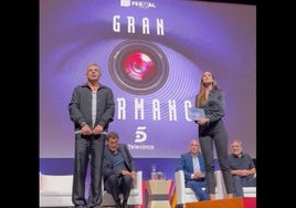 Momento en el que anuncian a la primera concursante de la nueva edición de 'Gran Hermano'.