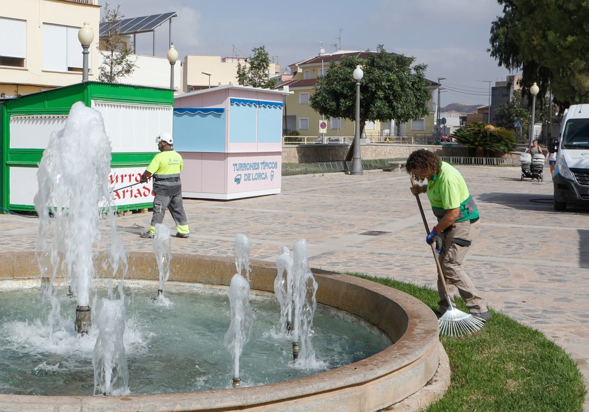 Preparativos de las fiestas patronales en la plaza del Rey Sabio.