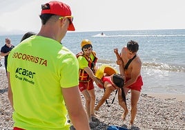 Simulacro de salvamento a una bañista en la cala de Calnegre, en una imagen de archivo.