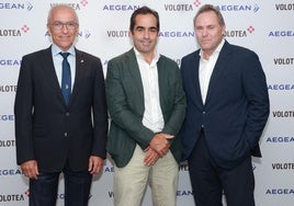 Dimitris Gerogiannis, CEO de Aegean Airlines, el murciano Carlos Muñoz, CEO y fundador de Volotea, y Eftichios Vassilakis, presidente de Aegean Airlines.