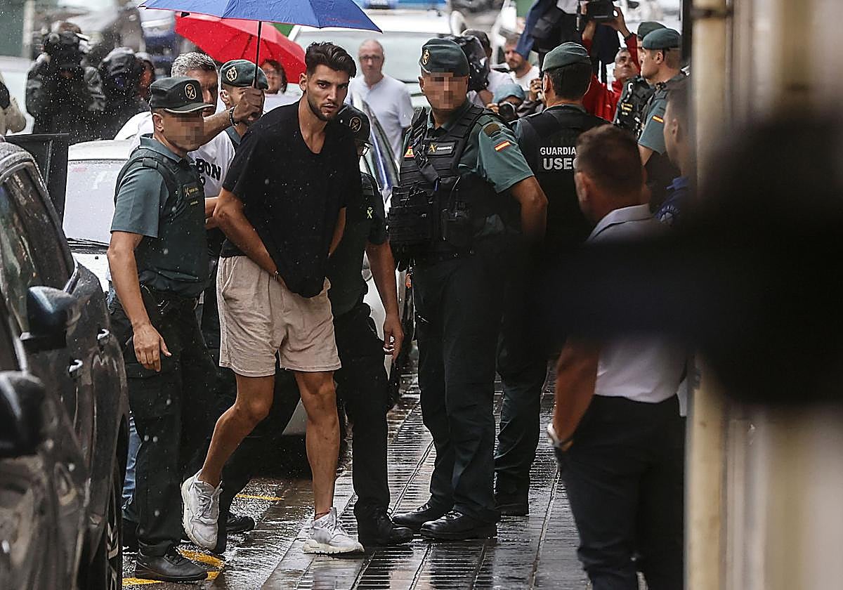 Rafa Mir, escoltado por la Guardia Civil al juzgado este miércoles.