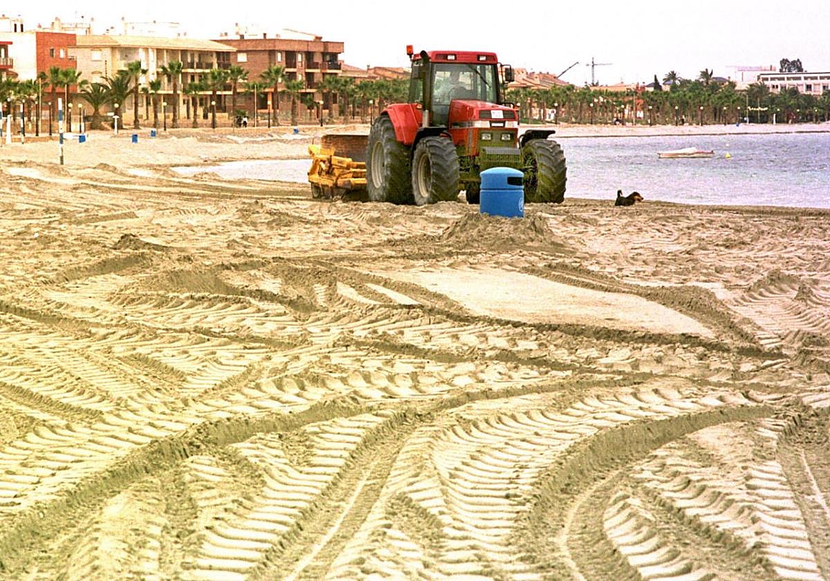 Un tractor limpiando en una playa de Los Alcázares.