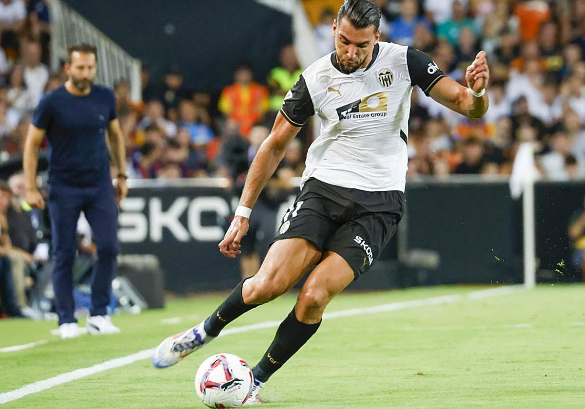 Rafa Mir, en el reciente partido de liga ante el Barça en Mestalla.