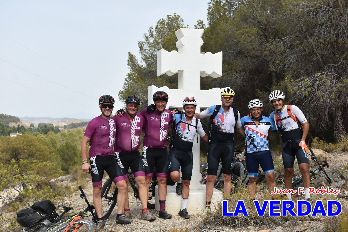 Pedaleando cientos de kilómetros para rezar ante la Vera Cruz de Caravaca