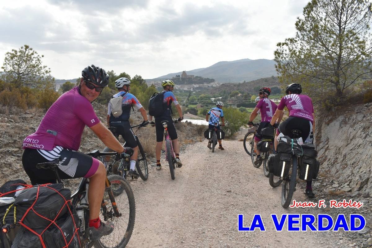 Pedaleando cientos de kilómetros para rezar ante la Vera Cruz de Caravaca