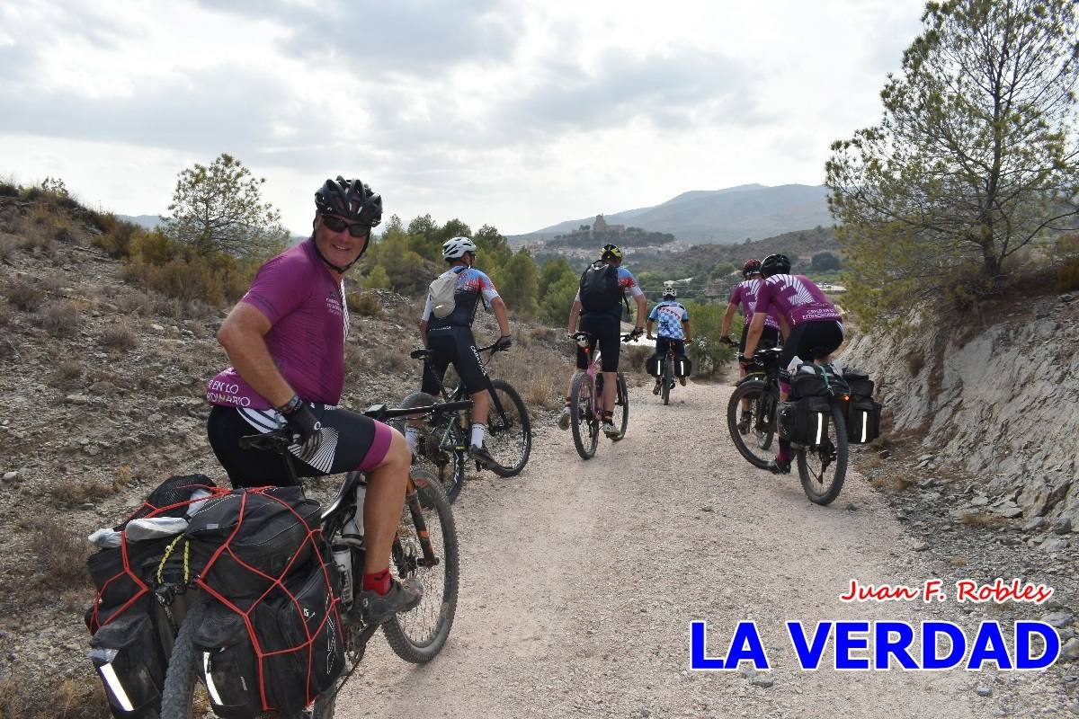 Pedaleando cientos de kilómetros para rezar ante la Vera Cruz de Caravaca