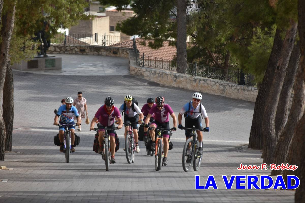 Pedaleando cientos de kilómetros para rezar ante la Vera Cruz de Caravaca