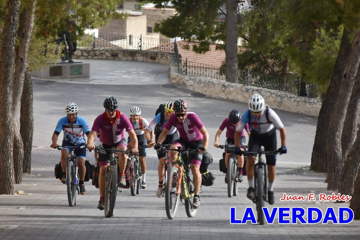 Pedaleando cientos de kilómetros para rezar ante la Vera Cruz de Caravaca