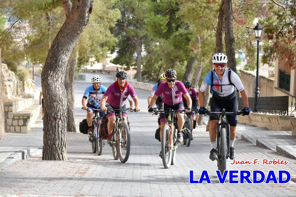 Pedaleando cientos de kilómetros para rezar ante la Vera Cruz de Caravaca