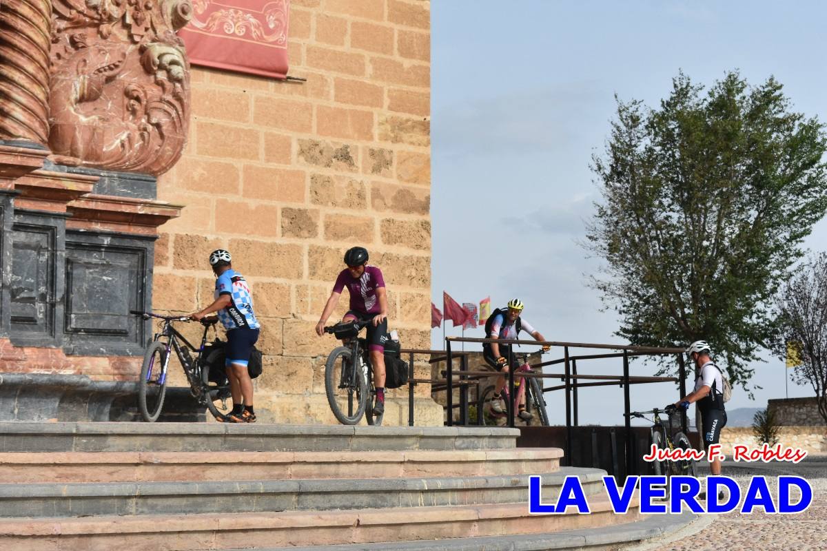 Pedaleando cientos de kilómetros para rezar ante la Vera Cruz de Caravaca