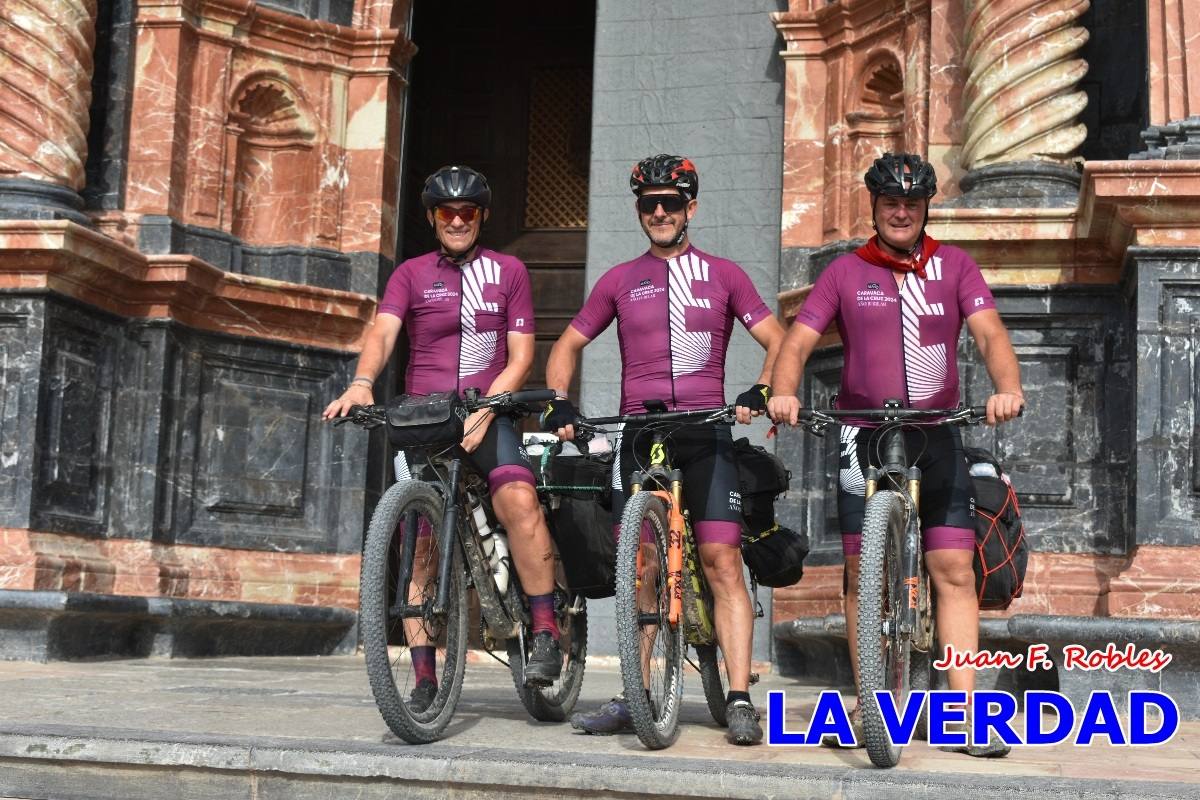 Pedaleando cientos de kilómetros para rezar ante la Vera Cruz de Caravaca