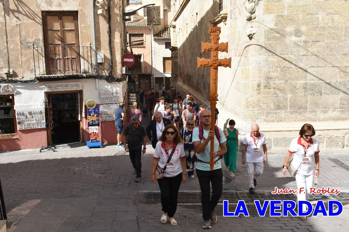 Una veintena de jóvenes peregrinan caminando hasta la basílica de la Vera Cruz