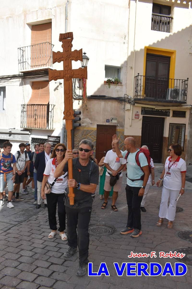 Una veintena de jóvenes peregrinan caminando hasta la basílica de la Vera Cruz