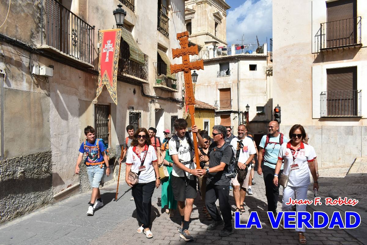 Una veintena de jóvenes peregrinan caminando hasta la basílica de la Vera Cruz