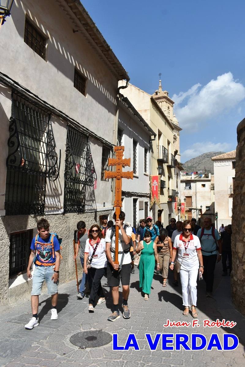 Una veintena de jóvenes peregrinan caminando hasta la basílica de la Vera Cruz