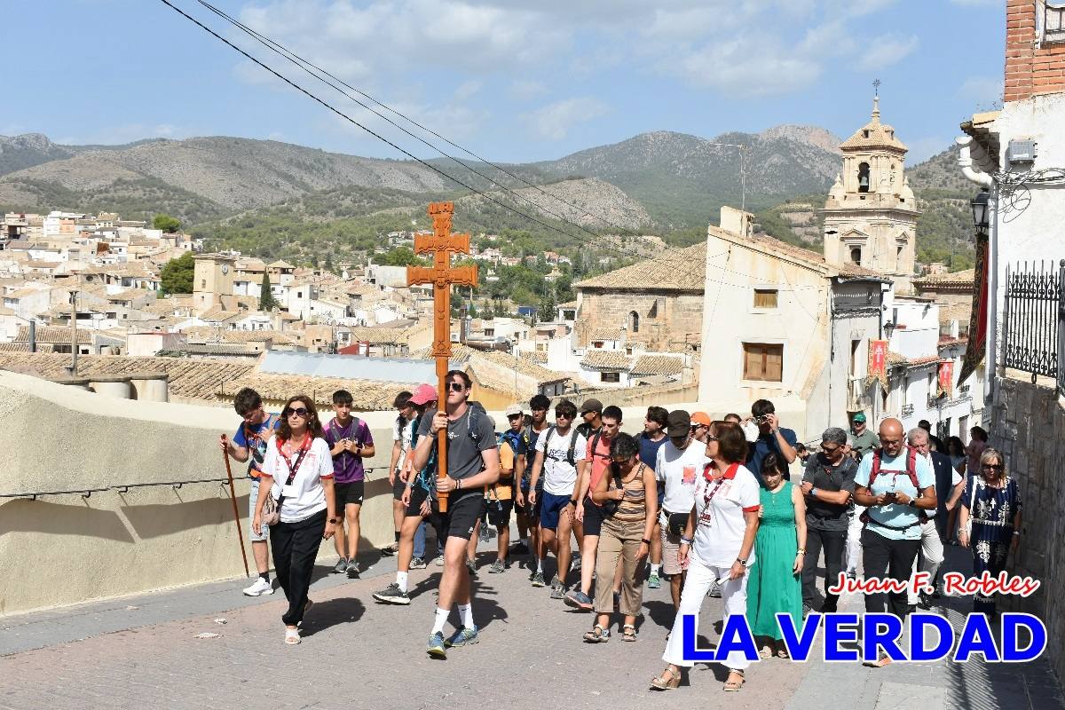 Una veintena de jóvenes peregrinan caminando hasta la basílica de la Vera Cruz