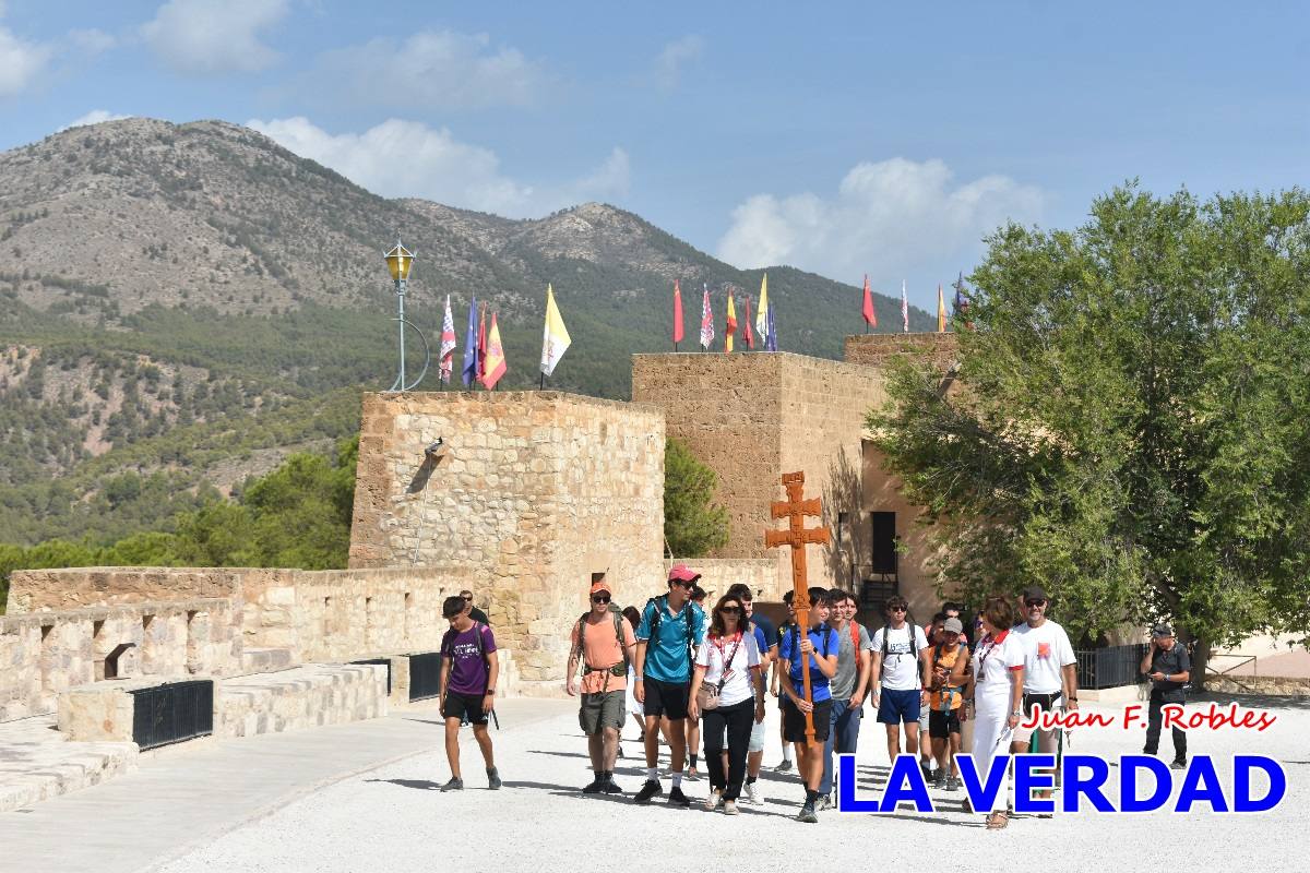 Una veintena de jóvenes peregrinan caminando hasta la basílica de la Vera Cruz