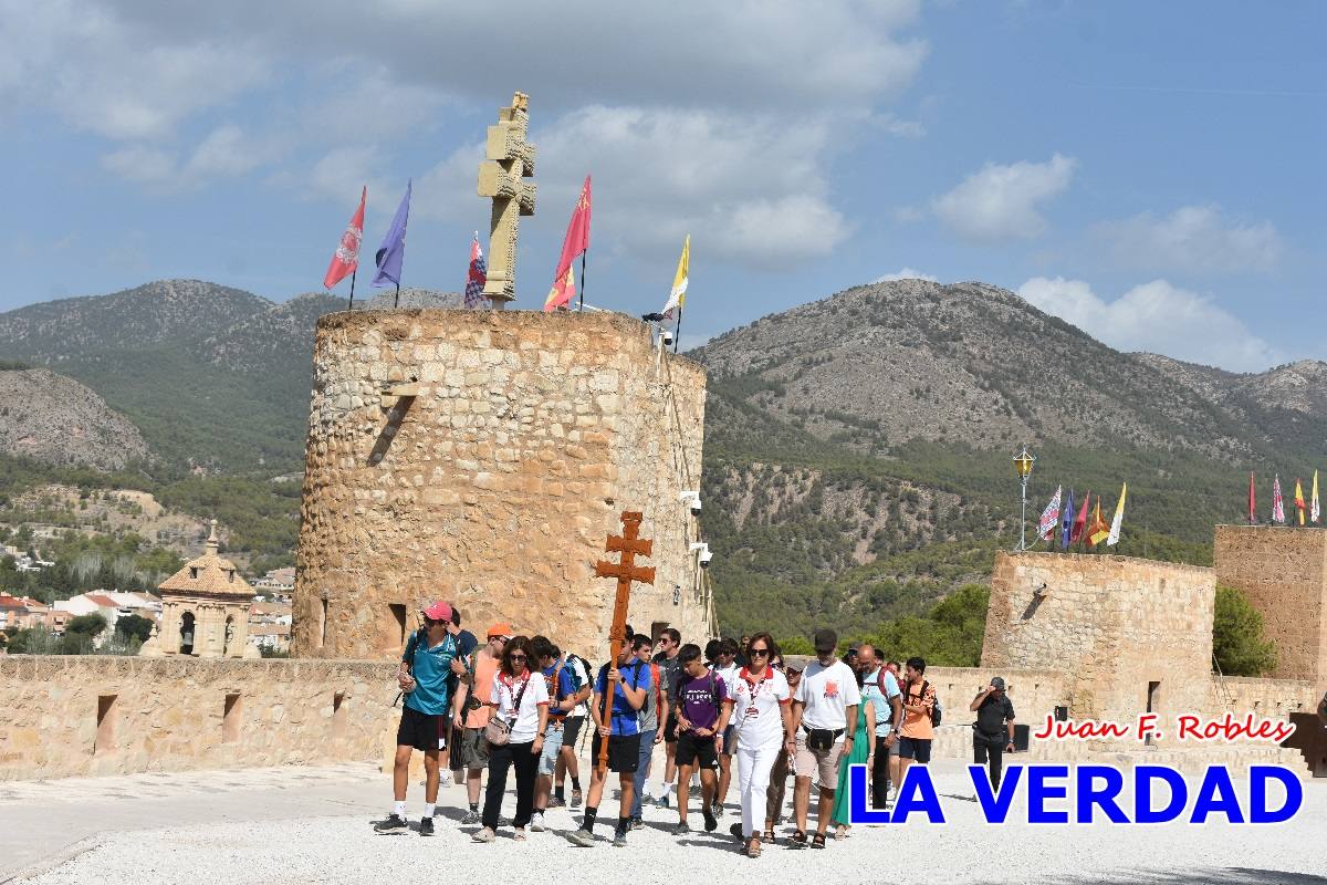 Una veintena de jóvenes peregrinan caminando hasta la basílica de la Vera Cruz