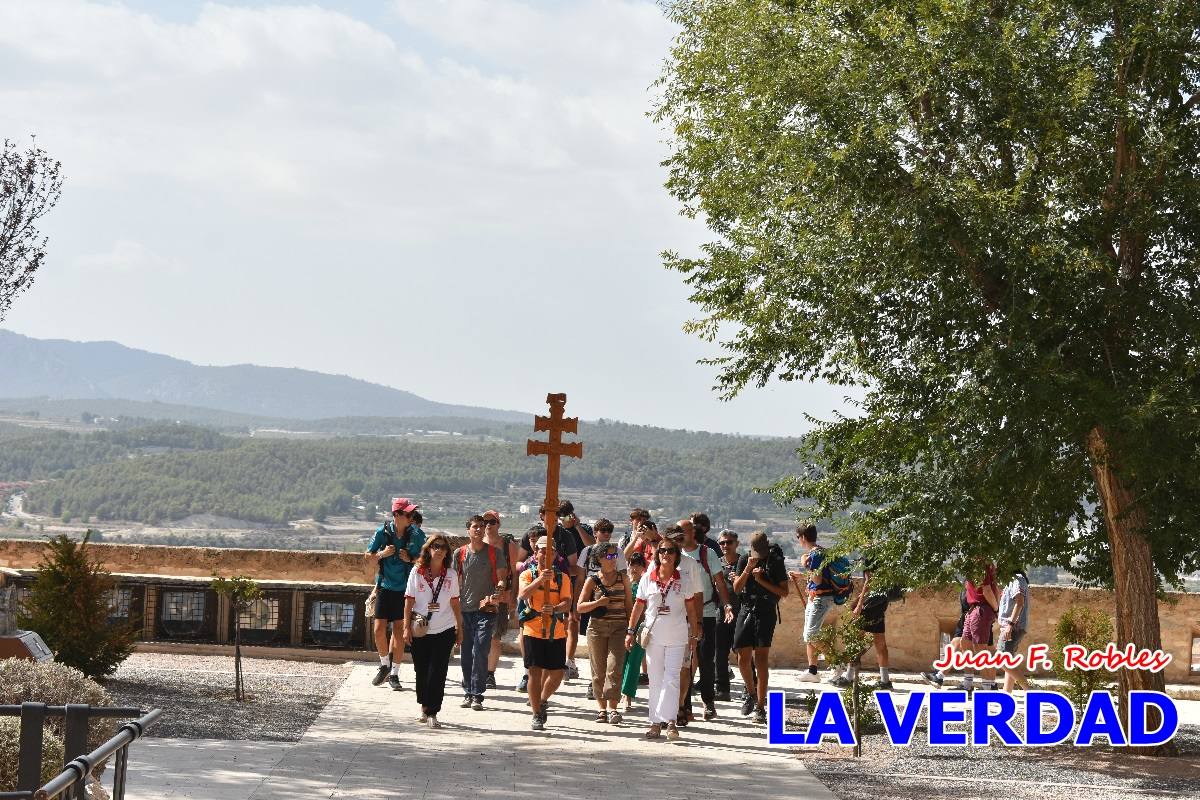 Una veintena de jóvenes peregrinan caminando hasta la basílica de la Vera Cruz